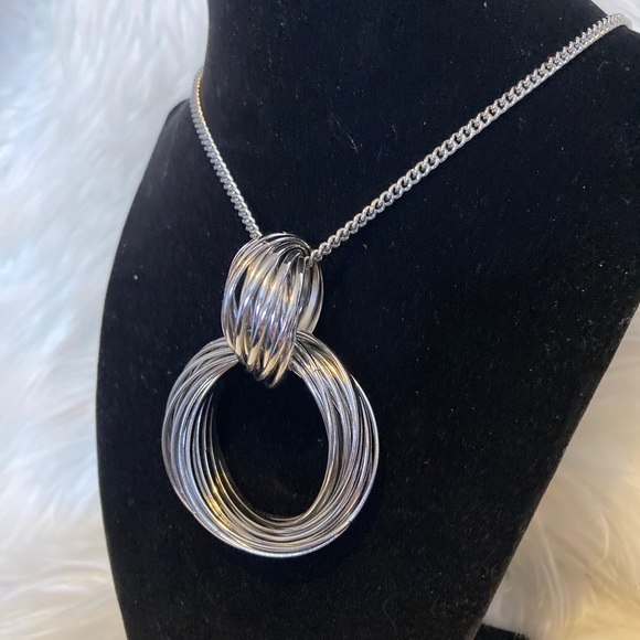 Silver coloured knot necklace - Picture 2 of 3